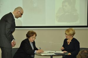 Akt przekazania materiałów. Dokumenty podpisują Zofia Kuśnierz-Misiak i dr Dorota Koczwańska-Kalita