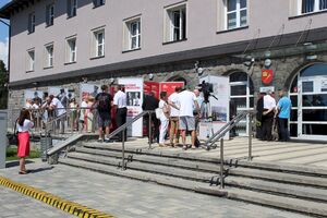 Otwarcie wystawy „Ojcowie Niepodległości” przed gmachem Starostwa Powiatowego w Nowym Targu