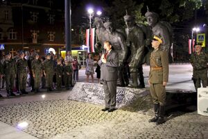 Wieczorny apel przed pomnikiem Józefa Piłsudskiego i czwórki legionowej w Krakowie