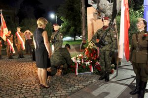 Wieczorny apel przed pomnikiem Józefa Piłsudskiego i czwórki legionowej w Krakowie