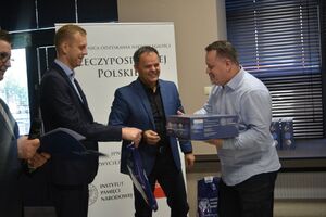 Wręczenie certyfikatów uczestnikom szkoleń organizowanych w Kielcach przez IPN i MEN