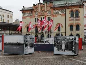 Wystawa „Wielkopolanie ku Niepodległej” na pl. Szczepańskim w Krakowie