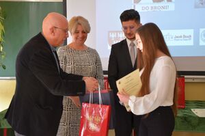 W Olkuszu nagrodzono laureatów uczniowskiego konkursu poświęconego bohaterom Września &#039;39