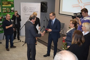 Prezes IPN dr Jarosław Szarek wręcza odznaczenie "Krzyż Wolności i Solidarności"