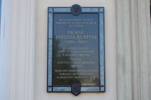 Tablica pamięci Janusza Kurtyki na budynku archiwum IPN w Wieliczce. Fot. Sławomir Furtak (IPN)