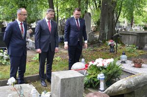 Znicze pamięci na grobie Mieczysława Słabego na cmentarzu Rakowickim. Fot. Janusz Ślęzak (IPN)
