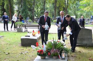 Znicze pamięci na grobie Franciszka Dąbrowskiego na cmentarzu Rakowickim. Fot. Janusz Ślęzak (IPN)