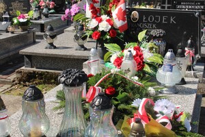Znicze na grobie Franciszka Łojka