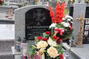 Znicze na grobie Jana Stradomskiego