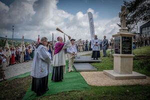 Odsłonięcie pomnika w 65. rocznicę „trzebuńskiej wojny o krzyże”. Fot. Mariusz Węgrzyn