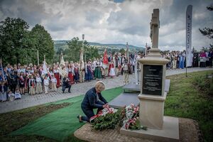 Odsłonięcie pomnika w 65. rocznicę „trzebuńskiej wojny o krzyże”. Fot. Mariusz Węgrzyn