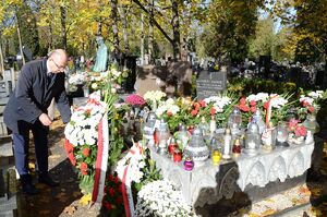 Kwiaty na grobie Janusz Kurtyki, byłego prezesa IPN. Fot. Janusz Ślęzak (IPN)