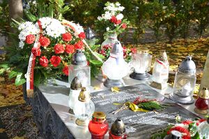 Kwiaty na grobie Janusz Kurtyki, byłego prezesa IPN. Fot. Janusz Ślęzak (IPN)