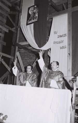 Msza w kościele Narodzenia NMP w Bieżanowie Starym, sprawowana przez ks. Chojnackiego i ks. Isakowicza-Zaleskiego, 21 kwietnia 1985 r. Fot. Zbigniew Galicki