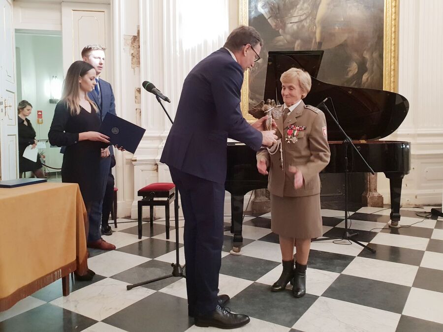 Statuetkę „Semper Fidelis” z rąk prezesa IPN Jarosława Szarka odbiera Weronika Sebastianowicz – Warszawa, 22 października 2019. Fot. Sławek Kasper (IPN)