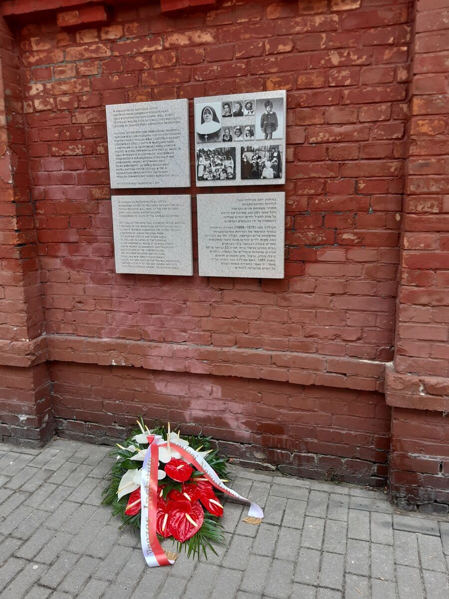 Tablica w hołdzie Matce Matyldzie Getter i Siostrom Franciszkankom Rodziny Maryi przy ul. Hożej 53 – Warszawa, 24 marca 2024. Fot Joanna Jurkowska (IPN)