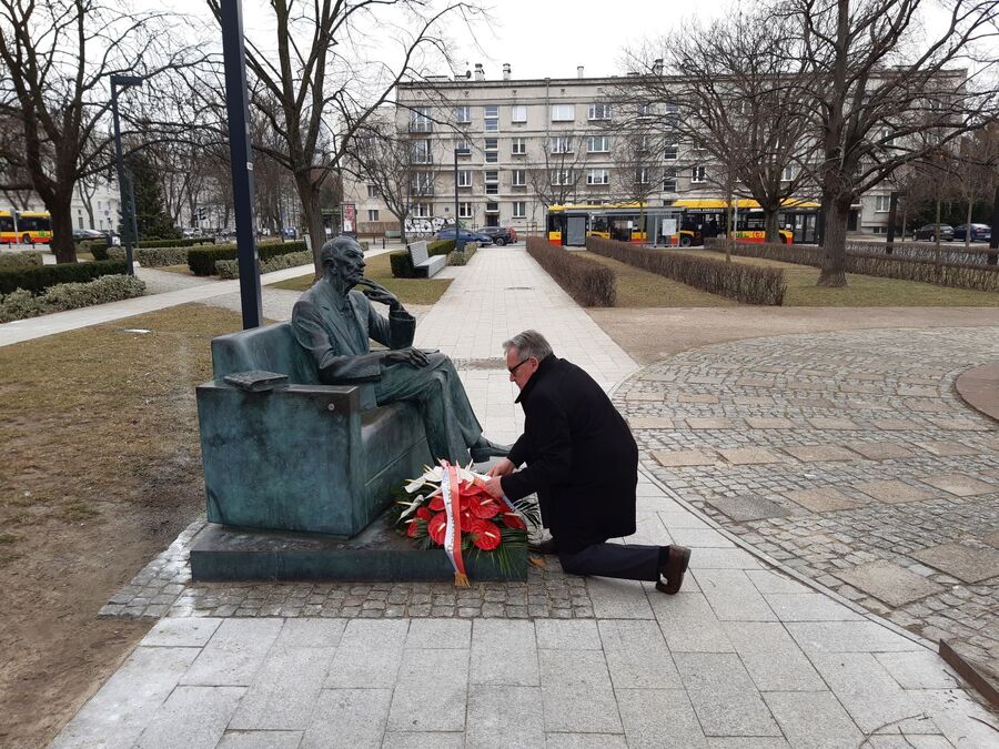 Kwiaty przy pomniku – ławeczce Jana Karskiego na skwerze przy Muzeum Historii Żydów Polskich – Warszawa, 24 marca 2021. Fot. Joanna Jurkowska (IPN)