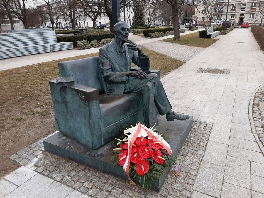 Kwiaty przy pomniku – ławeczce Jana Karskiego na skwerze przy Muzeum Historii Żydów Polskich – Warszawa, 24 marca 2021. Fot. Joanna Jurkowska (IPN)