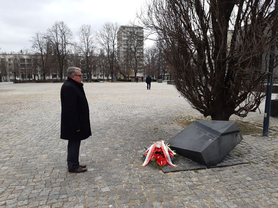 Pomnik Żegoty na warszawskim Muranowie pomiędzy pomnikiem Bohaterów Getta i Muzeum Historii Żydów Polskich – Warszawa, 24 marca 2021. Fot. Joanna Jurkowska (IPN)