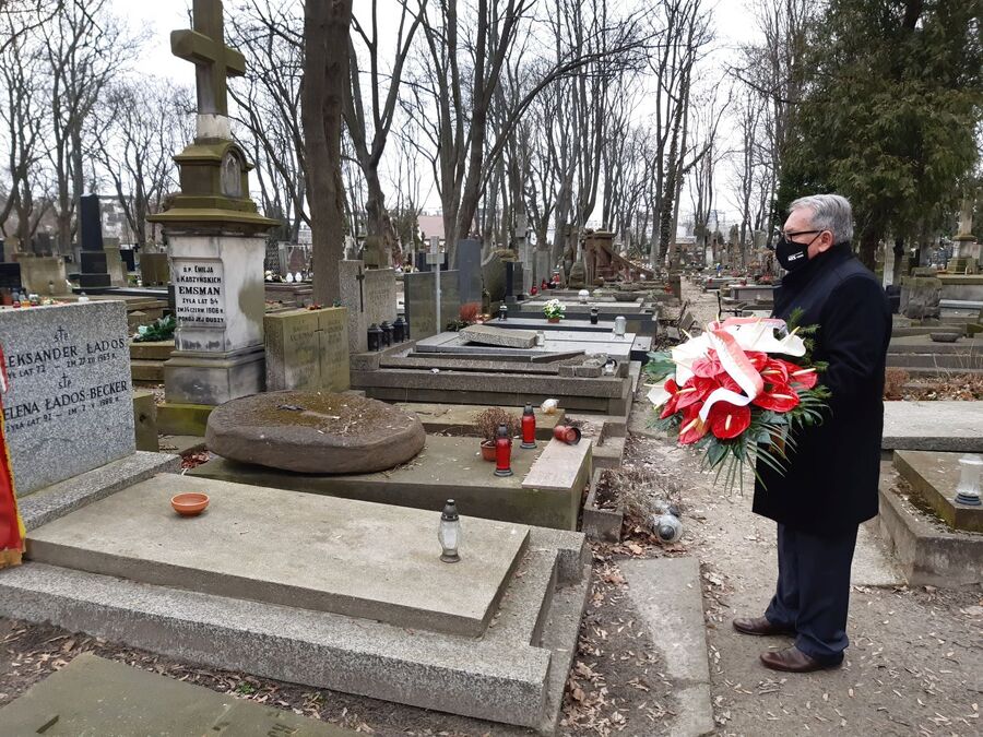 Wiceprezes IPN Jan Baster przy grobie Aleksandra Ładosia na Powązkach – Warszawa, 24 marca 2021. Fot. Joanna Jurkowska (IPN)