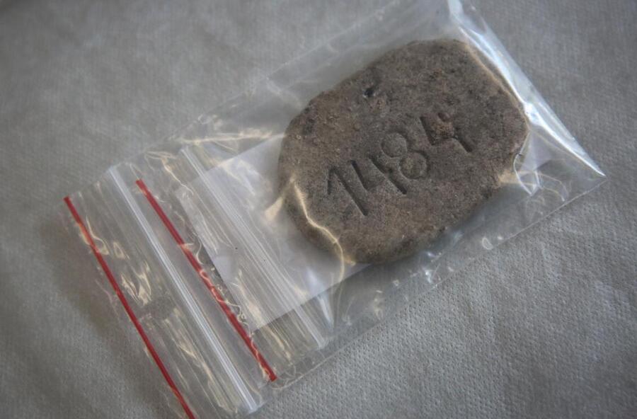 Wiceprezes IPN dr hab. Krzysztof Szwagrzyk przekazał do zbiorów Muzeum Ravensbrück artefakty odnalezione na terenie byłego KL Ravensbrück w trakcie prac archeologicznych, prowadzonych przez IPN w 2019 roku – 6 września 2022. Fot. Sławek Kasper (IPN)