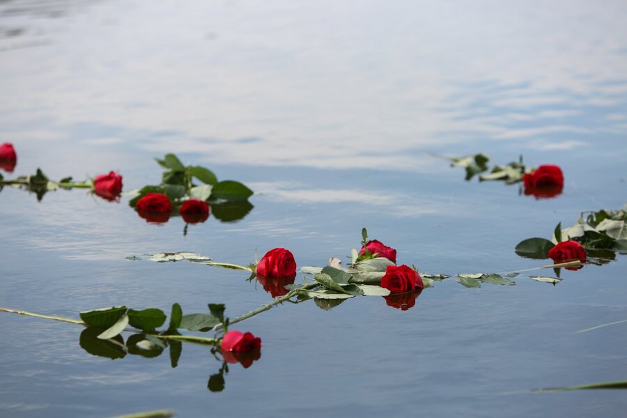 Uczestnicy uroczystości oddali hołd kobietom zamordowanym w KL  Ravensbrück składając białe i czerwone róże na tafli jeziora Schwedt, gdzie spoczywają prochy ofiar obozu – 6 września 2022. Fot. Sławek Kasper (IPN)