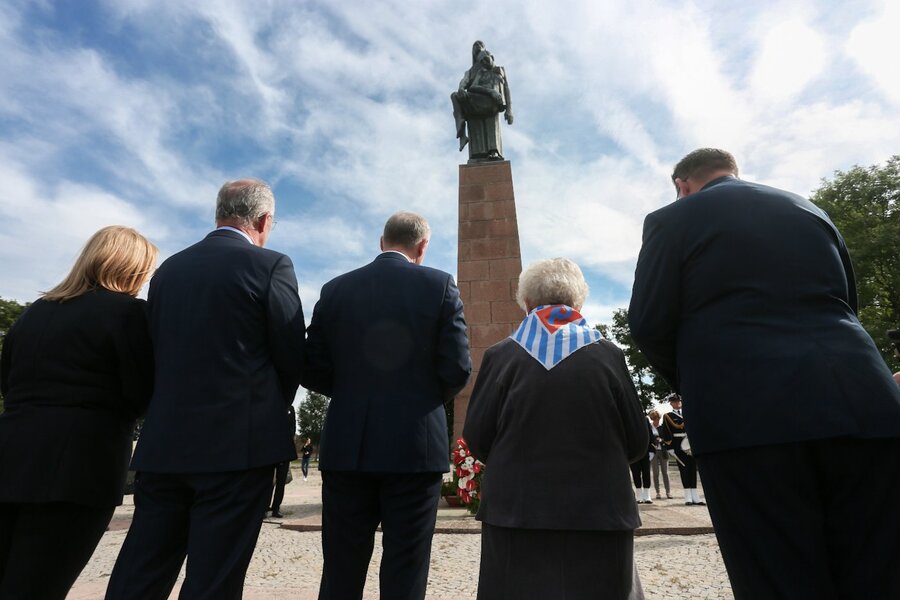 Uczestnicy uroczystości oddali hołd kobietom zamordowanym w KL  Ravensbrück składając białe i czerwone róże na tafli jeziora Schwedt, gdzie spoczywają prochy ofiar obozu – 6 września 2022. Fot. Sławek Kasper (IPN)