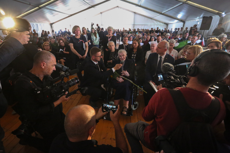 W centrum Wanda Półtawska, była więźniarka KL Ravensbrück. Uroczystości pogrzebowe polskich więźniarek KL Ravensbrück – Fürstenberg/ Havel, 6 września 2022. Fot. Sławek Kasper (IPN)