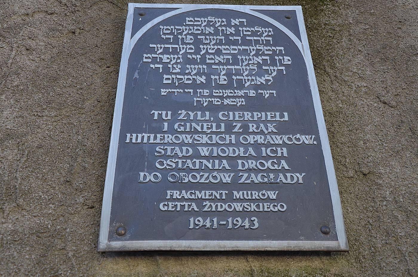 Tablica na zachowanym fragmencie muru getta krakowskiego. Fot. Janusz Ślęzak (IPN)