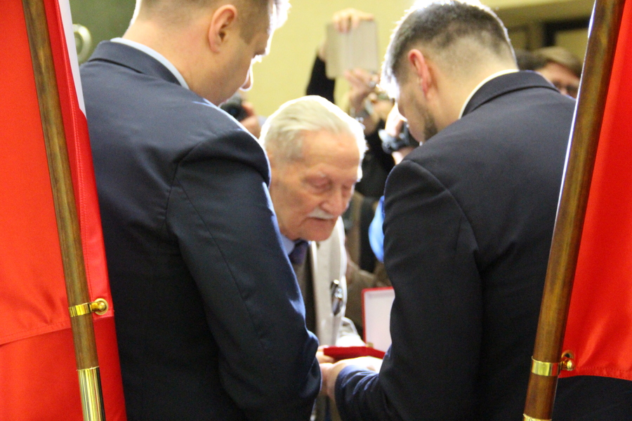 Por. Bolesław Wawrzyniec Ciesielski „Pseudo”, „Farys II” odbiera nagrodę w imieniu Środowiska Świętokrzyskich Zgrupowań Partyzanckich Armii Krajowej „Ponury” – „Nurt”