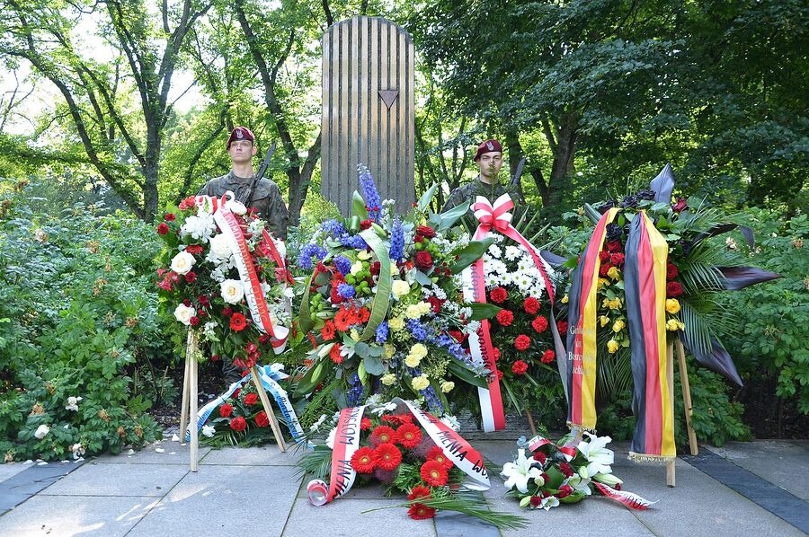 Uroczystość na pl. Axentowicza w Krakowie. Fot. Janusz Ślęzak (IPN)