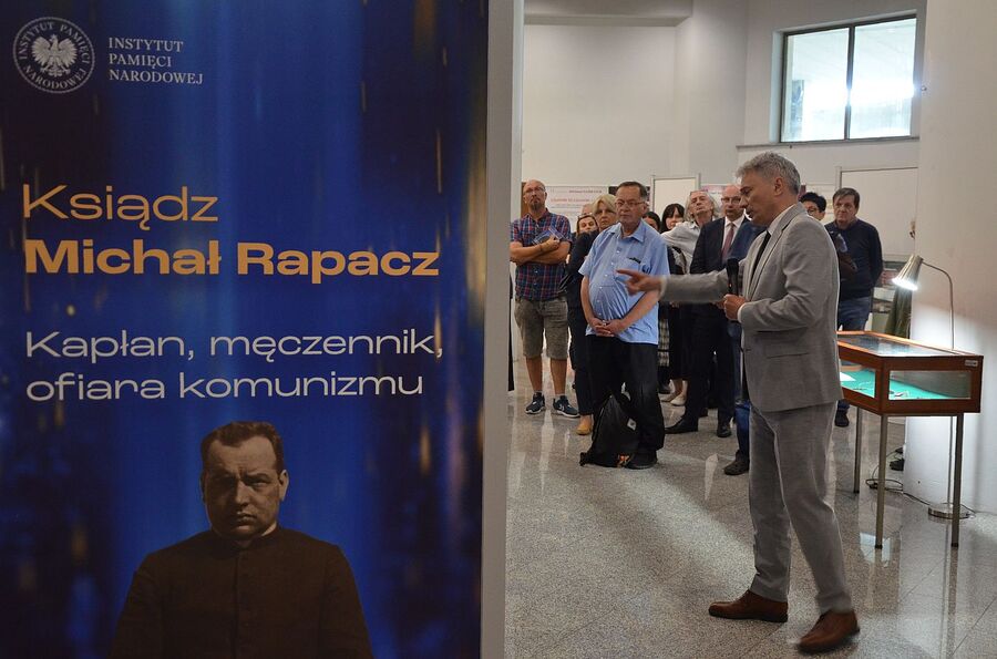 W łagiewnickim sanktuarium otwarto wystawę IPN o ks. Michale Rapaczu. Fot. Janusz Ślęzak (IPN)