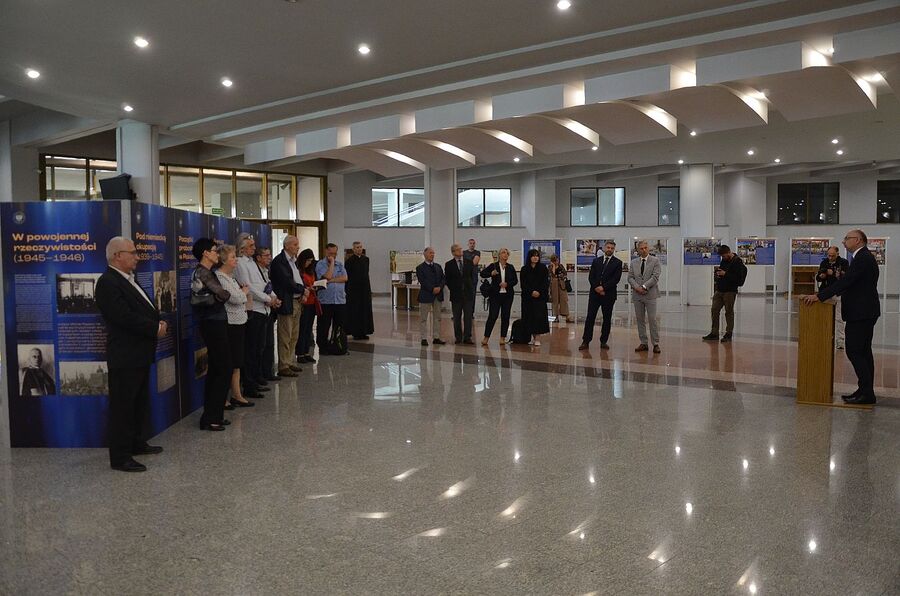 W łagiewnickim sanktuarium otwarto wystawę IPN o ks. Michale Rapaczu. Fot. Janusz Ślęzak (IPN)