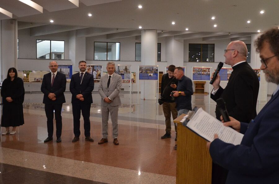 W łagiewnickim sanktuarium otwarto wystawę IPN o ks. Michale Rapaczu. Fot. Janusz Ślęzak (IPN)