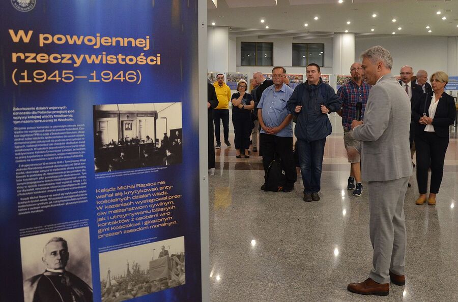 W łagiewnickim sanktuarium otwarto wystawę IPN o ks. Michale Rapaczu. Fot. Janusz Ślęzak (IPN)
