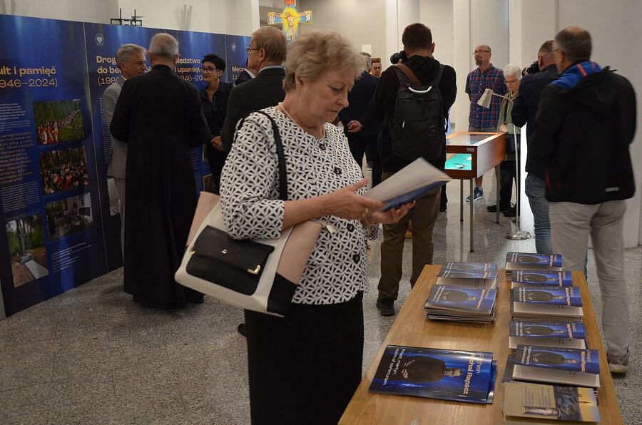 W łagiewnickim sanktuarium otwarto wystawę IPN o ks. Michale Rapaczu. Fot. Janusz Ślęzak (IPN)
