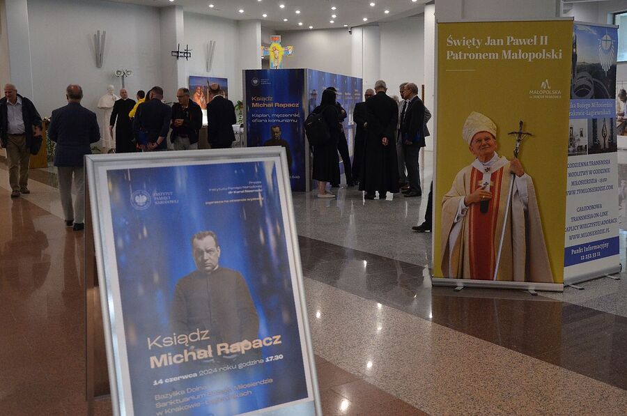 W łagiewnickim sanktuarium otwarto wystawę IPN o ks. Michale Rapaczu. Fot. Janusz Ślęzak (IPN)