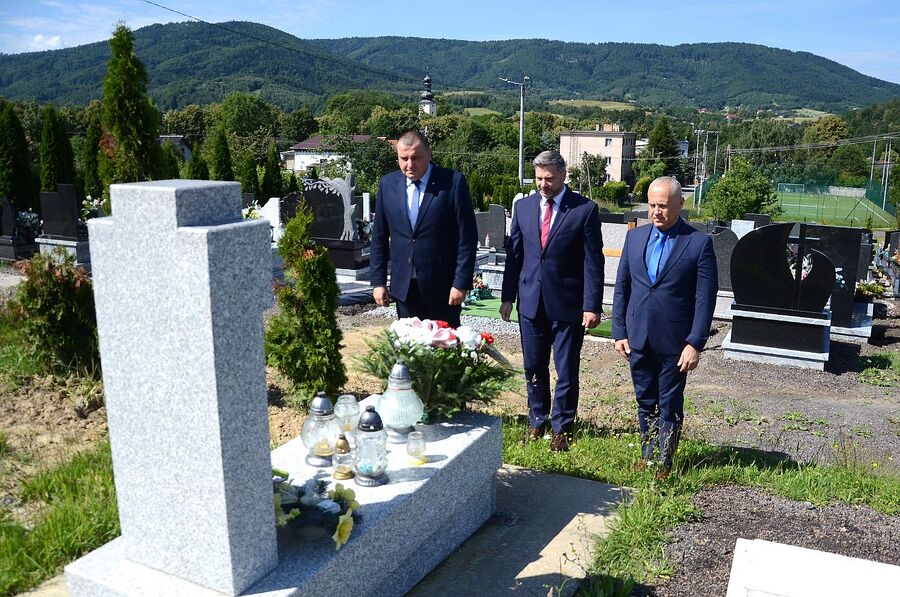 Rzyki. Grób ppor. Mieczysława Kozłowskiego „Żbika”, „Bunta”, dowódcy oddziału niepodległościowego „Błysk”, w którym służył Marian Misiak. Fot. Janusz Ślęzak (IPN)