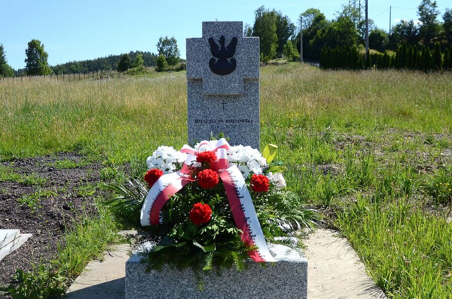 Rzyki. Grób ppor. Mieczysława Kozłowskiego „Żbika”, „Bunta”, dowódcy oddziału niepodległościowego „Błysk”, w którym służył Marian Misiak. Fot. Janusz Ślęzak (IPN)