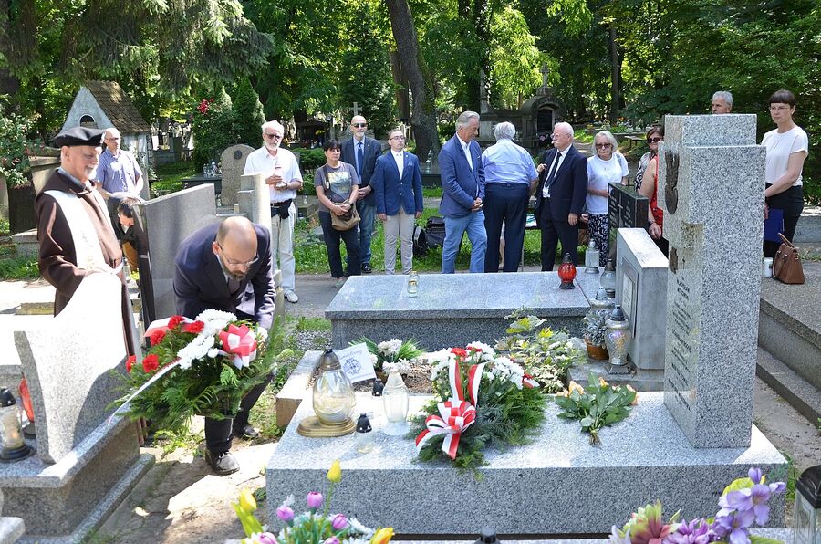 Uroczystość pobłogosławienia nowego nagrobka phm. Władysława Mitkowskiego. Fot. Janusz Ślęzak (IPN)