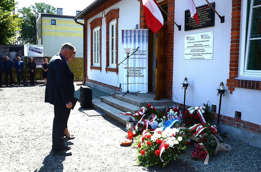 Uroczystość pamięci więźniarek karnej kompanii kobiet KL Auschwitz – Bor/Budy. Fot. Janusz Ślęzak (IPN)