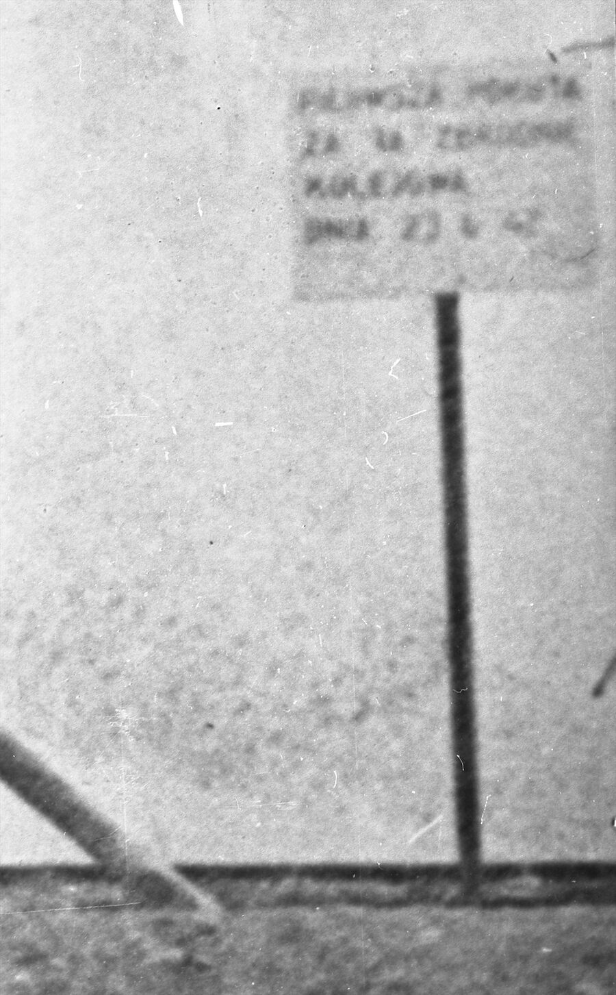 Tablica z napisem „Pierwsza pokuta za I. zbrodnię kolejową”, którą postawiono obok szubienicy. Źródło: Archiwum IPN