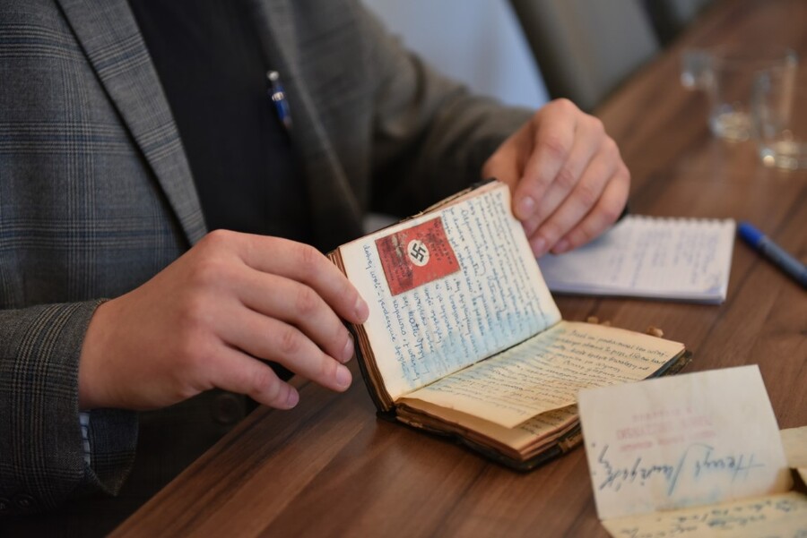 Pamiętniki oficera 51 Pułku Piechoty Strzelców Kresowych z lat 1939-1940 przekazane do krakowskiego oddziału IPN. Fot. Żaneta Wierzgacz (IPN)