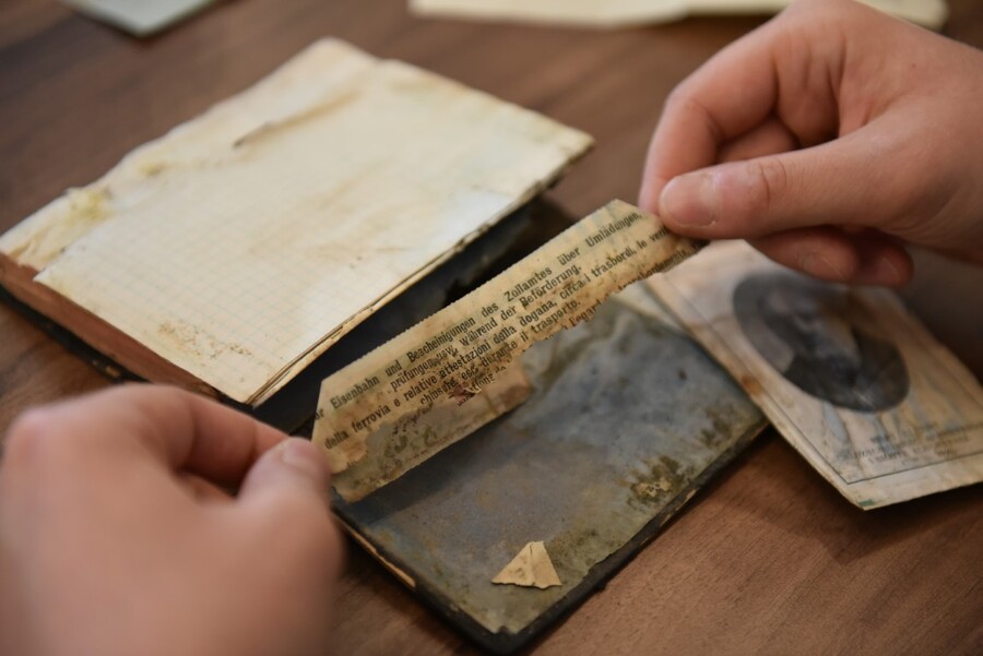 Pamiętniki oficera 51 Pułku Piechoty Strzelców Kresowych z lat 1939-1940 przekazane do krakowskiego oddziału IPN. Fot. Żaneta Wierzgacz (IPN)