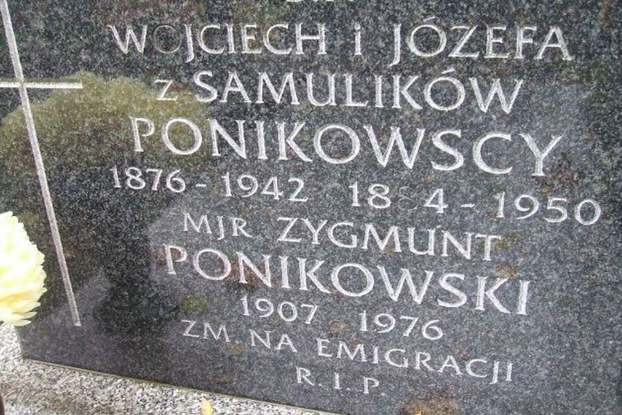 Epitafium na jednym z grobów na starej części cmentarza Centralnego w Siedlcach