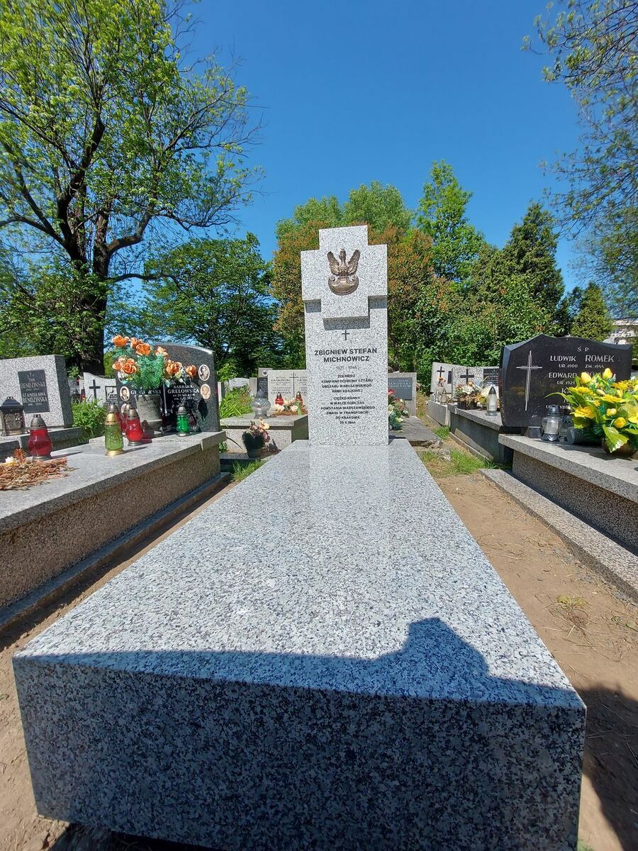 Nowy nagrobek Zbigniewa Stefana Michnowicza. Fot. IPN