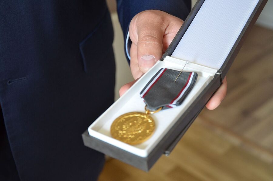 Sędzia Andrzej Jankowski został uhonorowany złotym medalem Reipublicae Memoriae Meritum. Fot. Janusz Ślęzak (IPN)