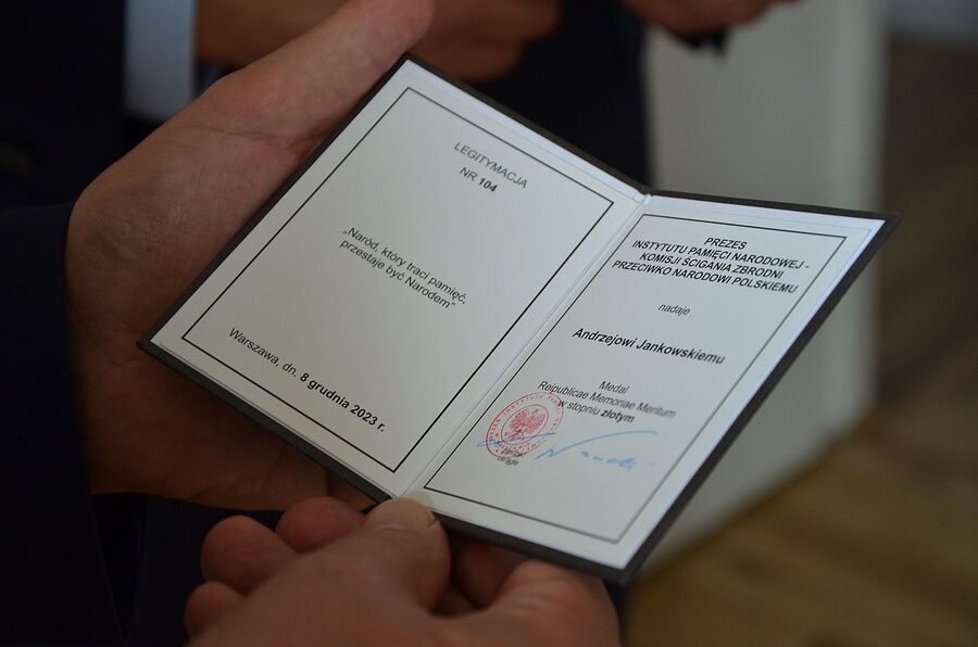 Sędzia Andrzej Jankowski został uhonorowany złotym medalem Reipublicae Memoriae Meritum. Fot. Janusz Ślęzak (IPN)