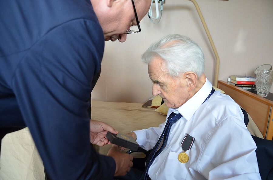 Sędzia Andrzej Jankowski został uhonorowany złotym medalem Reipublicae Memoriae Meritum. Fot. Janusz Ślęzak (IPN)