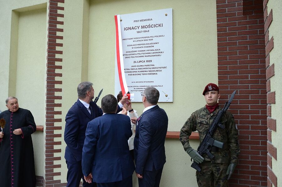 Jaroszowiec. Uroczystość odsłonięcia tablicy poświęconej Ignacemu Mościckiemu. Fot. Janusz Ślęzak (IPN)